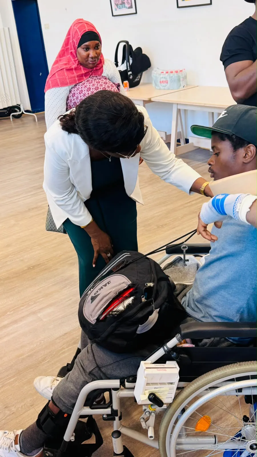 Échange de proximité avec un jeune participant en fauteuil roulant
