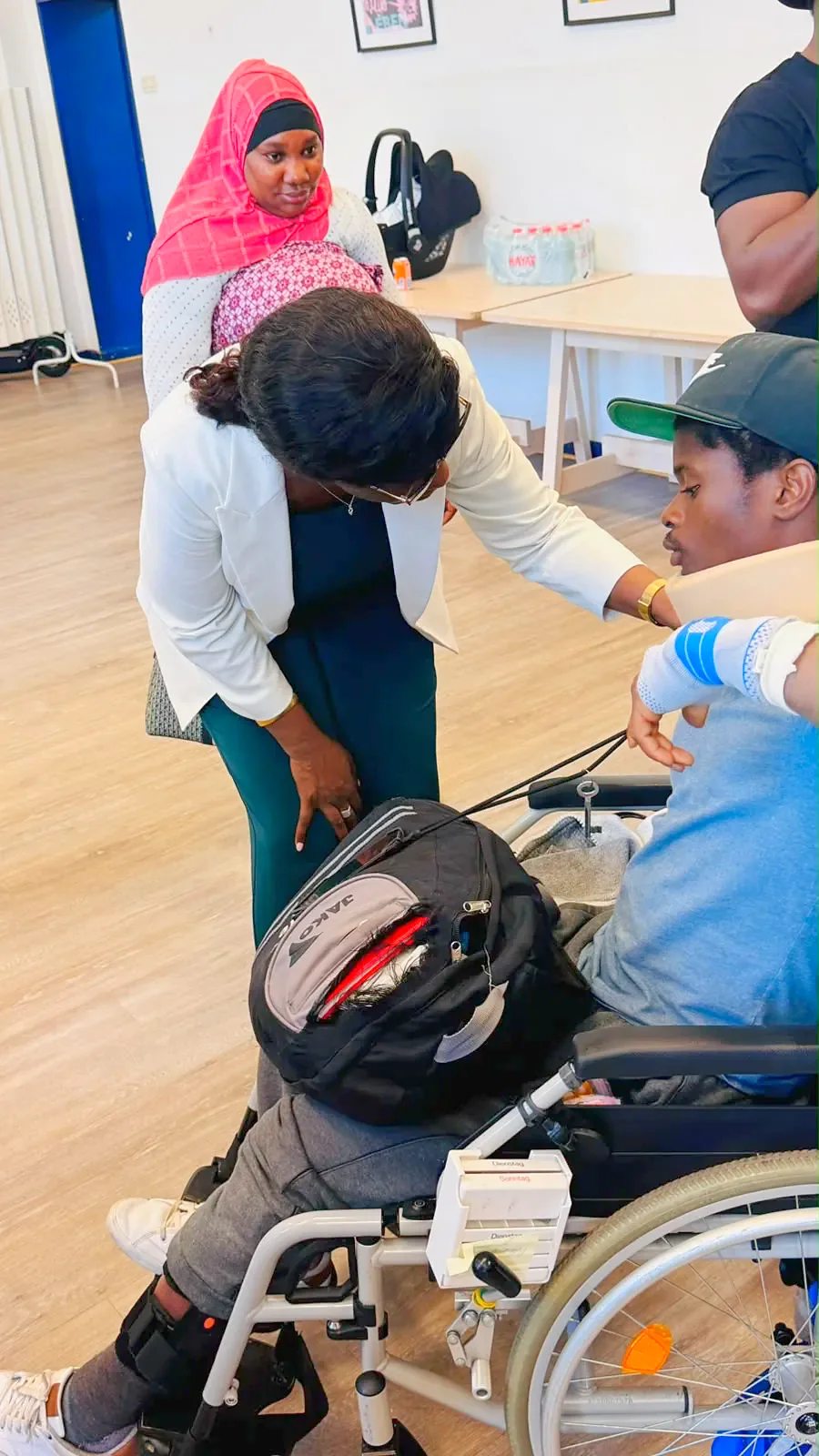 Échange de proximité avec un jeune participant en fauteuil roulant