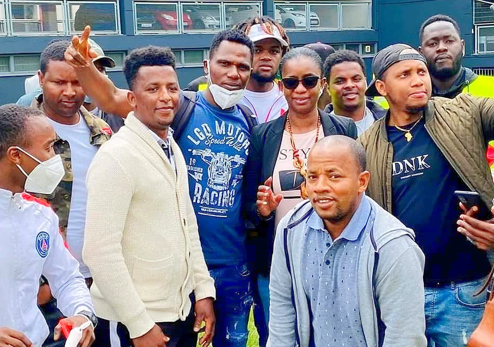 La présidente de l'APC entourée d'un groupe de jeunes mobilisés en extérieur