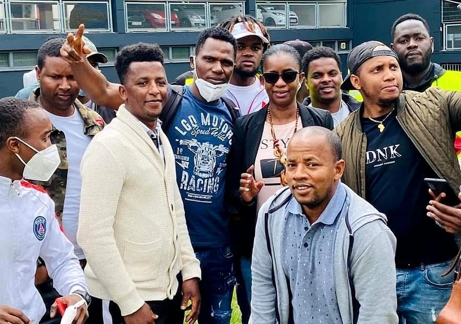 La présidente de l'APC entourée d'un groupe de jeunes mobilisés en extérieur